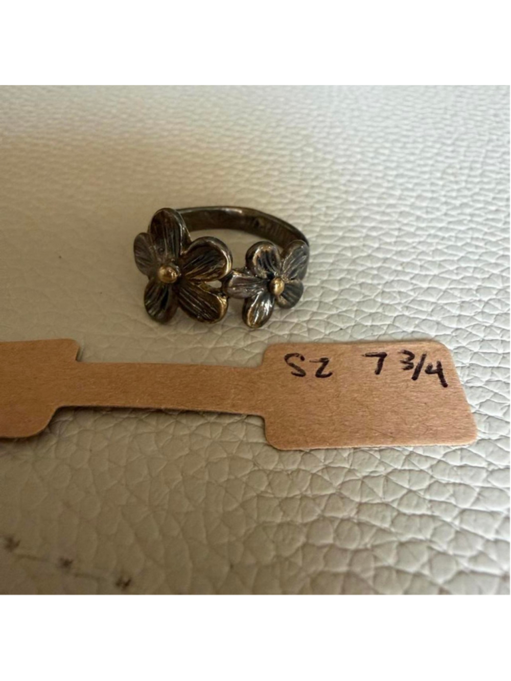 Size 7 3/4 ring with two flower designs #floral #jewelry - Picture 2 of 2